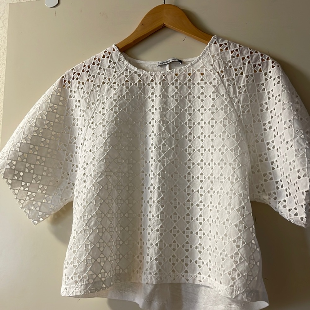 No tag but never worn.Zara white tops that hits above waistline. Size M.